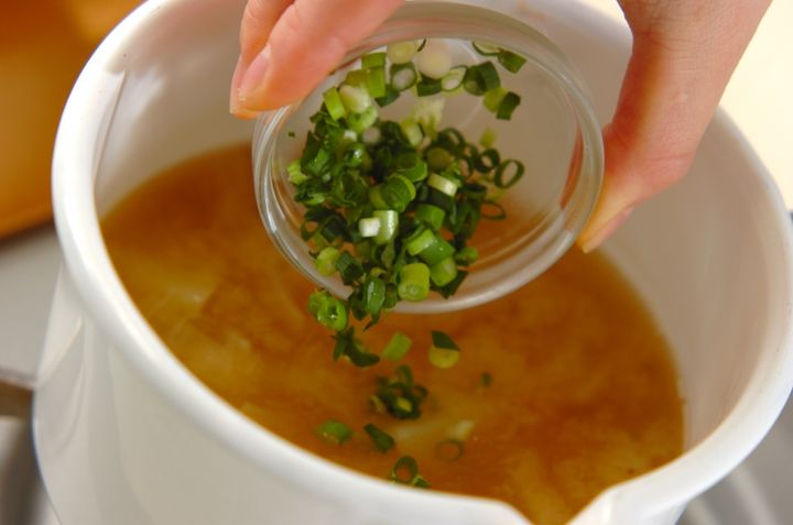 新ジャガと新玉ネギのみそ汁の作り方2