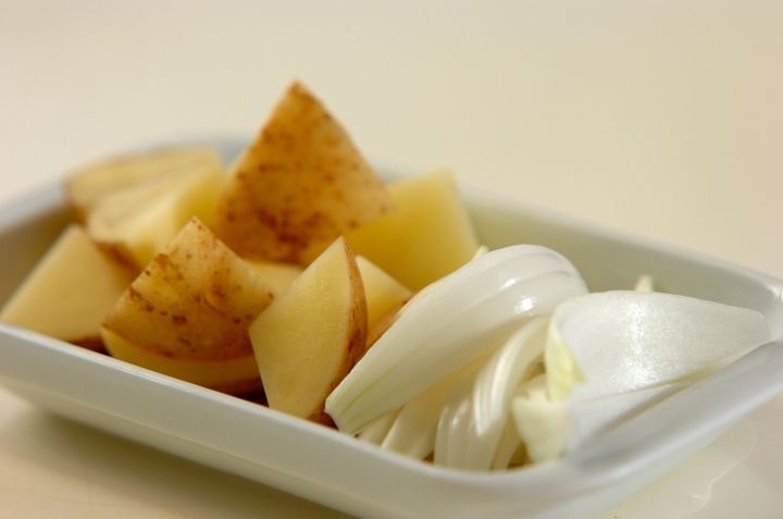 新ジャガと新玉ネギのみそ汁の下準備1