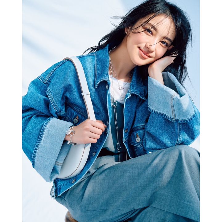 デニムジャケット 白バッグ