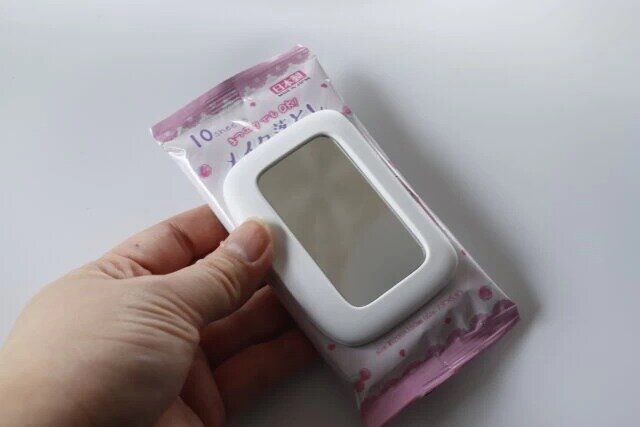 ダイソーのメイク落としに使えるウエットシートのフタ ミニ ミラー付