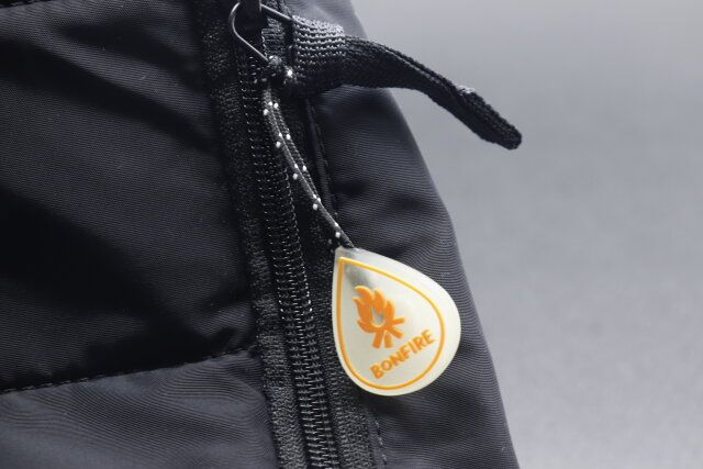 セリアのアウトドア ジッパープル蓄光 雫・楕円 2Pをファスナートップにつけた様子