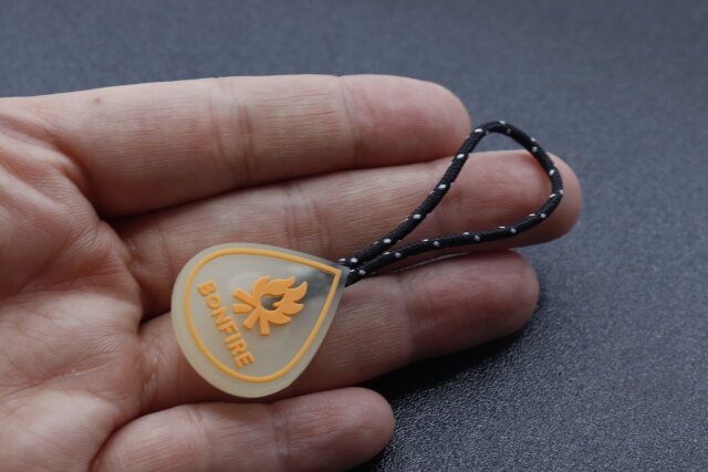 セリアのアウトドア ジッパープル蓄光 雫・楕円 2Pを手のひらに乗せた様子