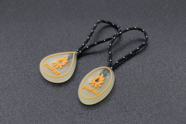 セリアのアウトドア ジッパープル蓄光 雫・楕円 2P