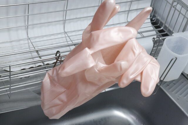 セリアのラックを拡張できるステンレス水切りラック用キッチン手袋ホルダー