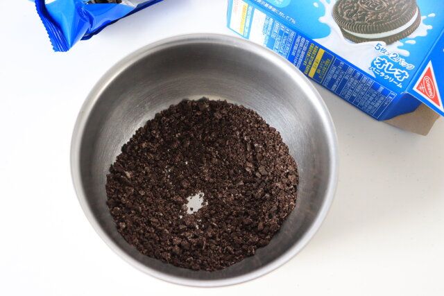 濃厚クッキークリームカップケーキ レシピ オレオを砕く