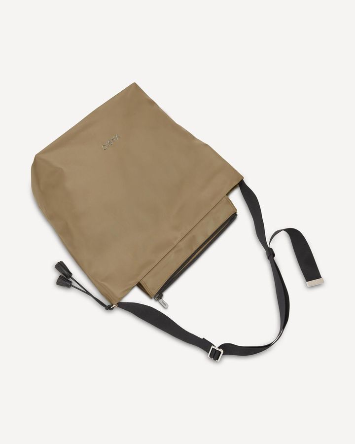 画像: 【VASIC】Day-Toシリーズ「Bucket Shoulder Tote」（Chamagne、Olive、Black）¥37,400（税込） VASIC JAPAN