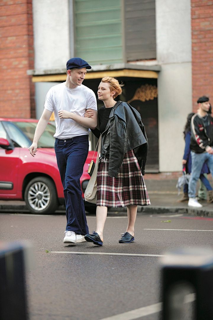 チェックスカート×ライダースジャケットで、ザ・ロンドンガールなコーデ