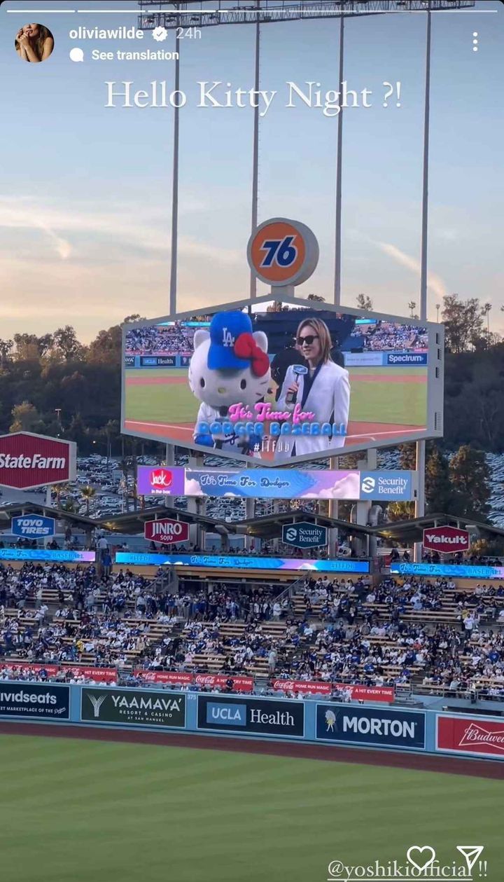 画像2: オリヴィア・ワイルドが試合そっちのけで夢中になったのはハローキティ