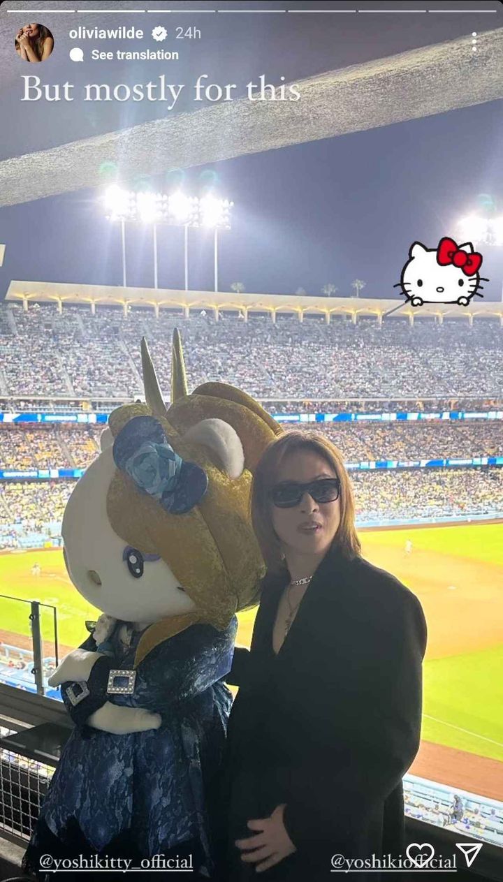 画像1: オリヴィア・ワイルドが試合そっちのけで夢中になったのはハローキティ