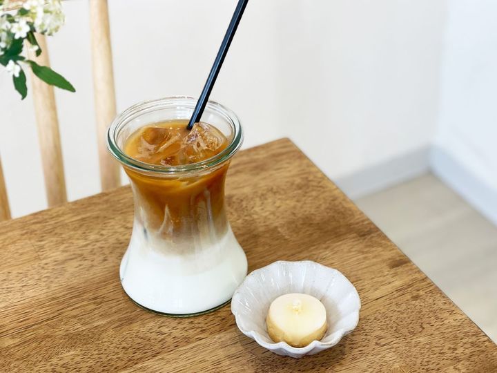 「カフェラテ」700円 ※クッキー付き