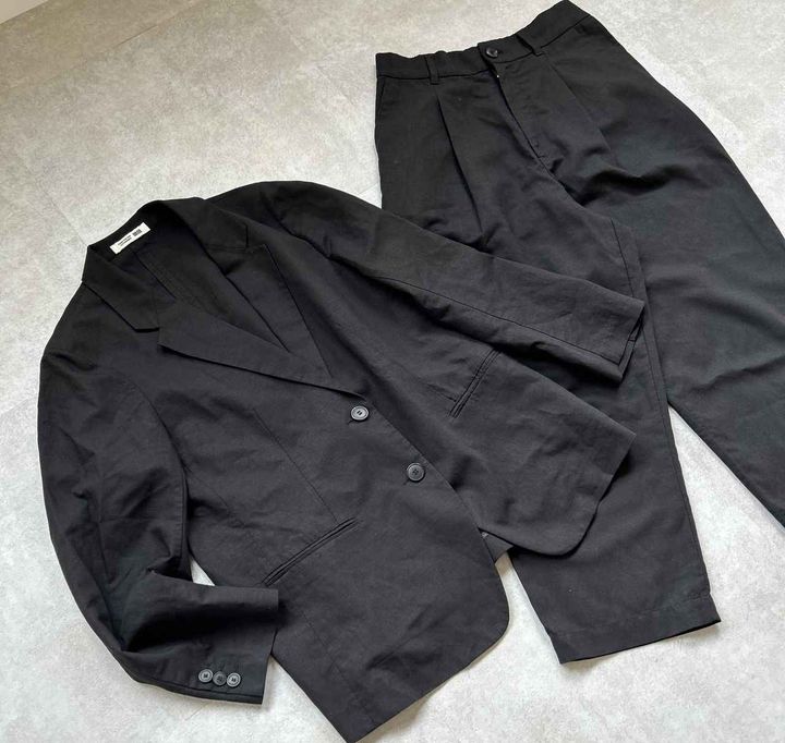 画像: 【ユニクロ アンド コントワー・デ・コトニエ】リネンブレンドジャケット セットアップ可能 ¥6,990、リネンブレンドタックテーパードパンツ セットアップ可能 ¥3,990 www.uniqlo.com