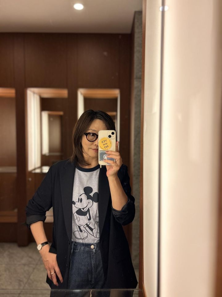 画像: 【ユニクロ】ミッキー スタンズ UT（半袖・レギュラーフィット）¥1,500、ドレープデニムタックパンツ（丈標準72～74cm）¥3,990、クラウンパントサングラス¥1,990 www.uniqlo.com