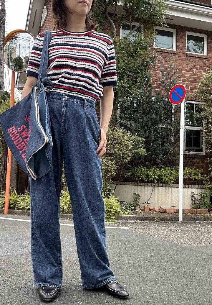 画像: 【ユニクロ / イネス・ド・ラ・フレサンジュ】ポインテールボーダークルーネックセーター（半袖）¥2,990、【ユニクロ】ドレープデニムタックパンツ（丈標準72～74cm）¥3,990 www.uniqlo.com