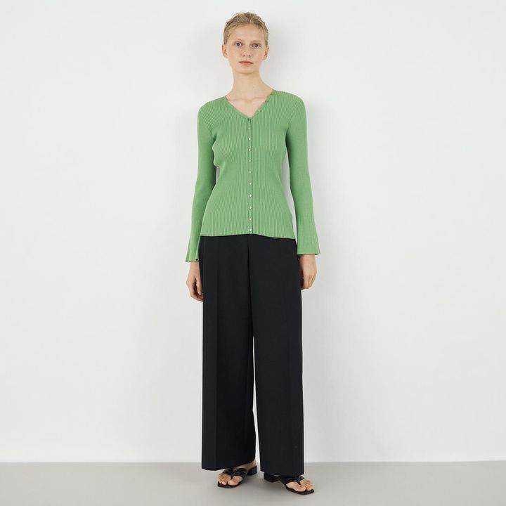 画像: コットンアセテートリブ Vネックカーディガン ¥29,700 出典；デ・プレ