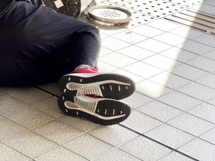 倒れている人の上半身を無理なく起こすには？（写真はイメージ）