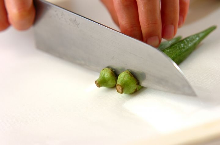 納豆とオクラの塩麹和えの下準備1