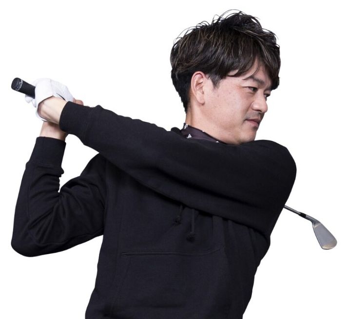 アイアンで“飛距離を伸ばす”打ち方はどっち…？ 「クラブが体の…」と解説