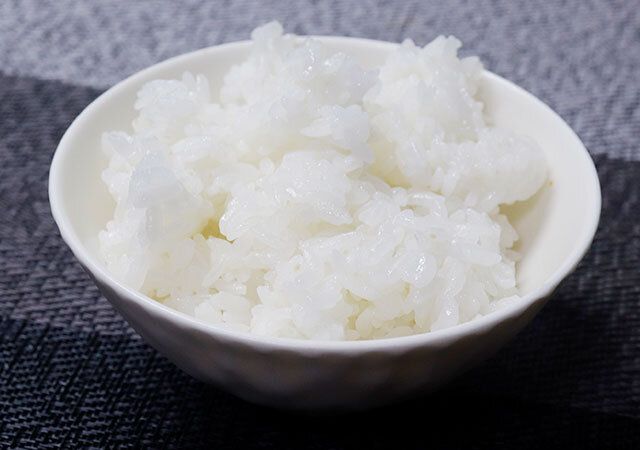 ダイソー 電子レンジ調理器（ご飯一合炊き用）Wで炊いたお米を茶碗によそった様子