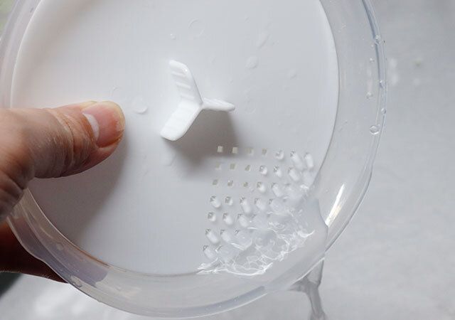 ダイソー 電子レンジ調理器（ご飯一合炊き用）Wでお米を洗い水を捨てる様子