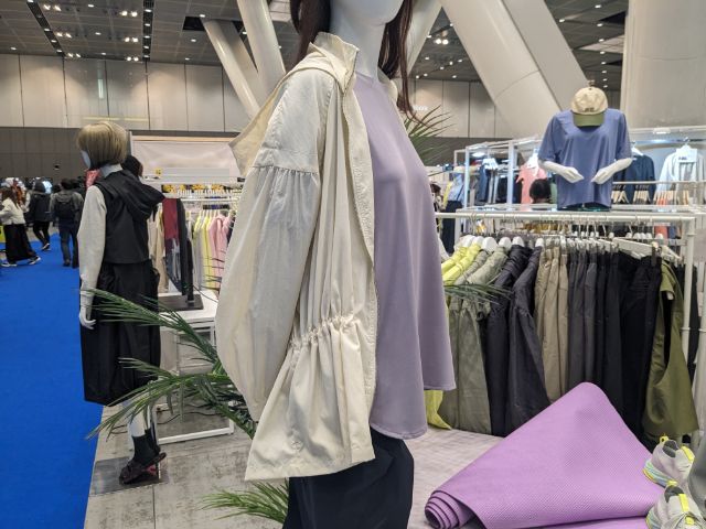 撥水ギャザージャケットを着用したマネキン