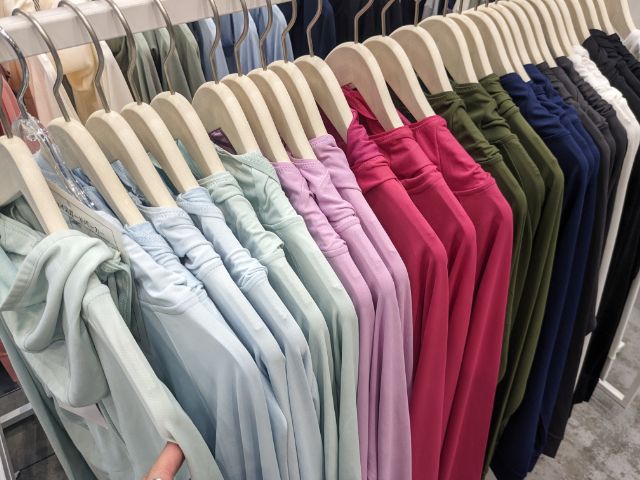 ラックにかかっているクールUVフェイスガードパーカー