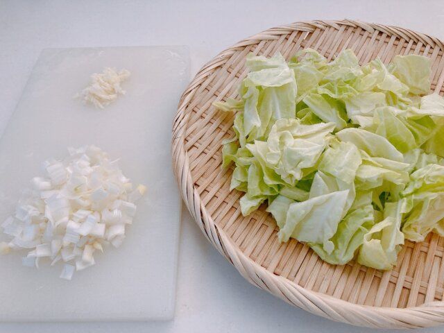 春キャベツと桜エビの白だし焼きそば レシピ キャベツ、ネギ、ニンニクを切る