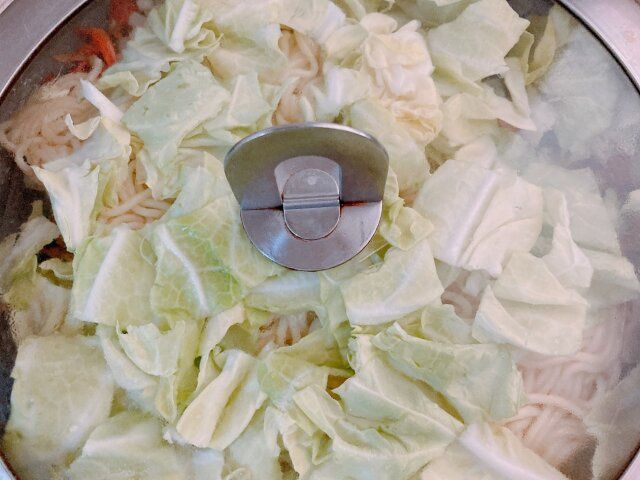 春キャベツと桜エビの白だし焼きそば レシピ 麺とキャベツを入れ蒸す