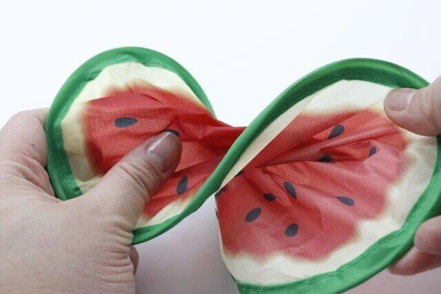 ダイソーのすいかの折りたたみうちわを八の字にひねる
