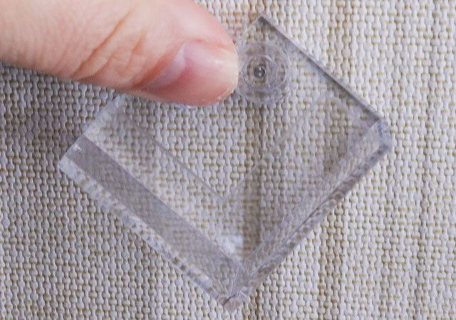 セリアのL字ラッククリア2P ピン付きにピンをさして固定