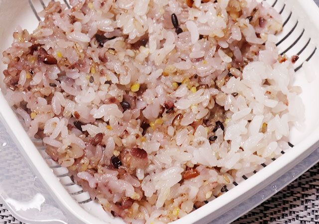 ダイソーのふっくらパック Aに入れて加熱したごはん