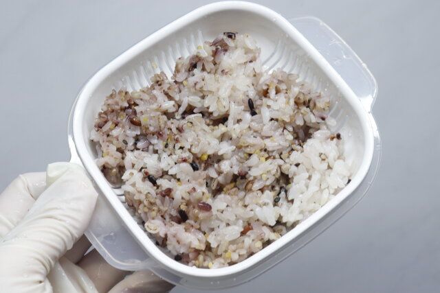 ダイソーのふっくらパック Aにご飯を入れた様子