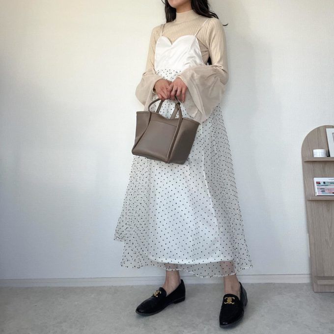 シアーフレアスリーブハイネックニット×しまむらのホワイトの「2WAYドッキングキャミワンピース」