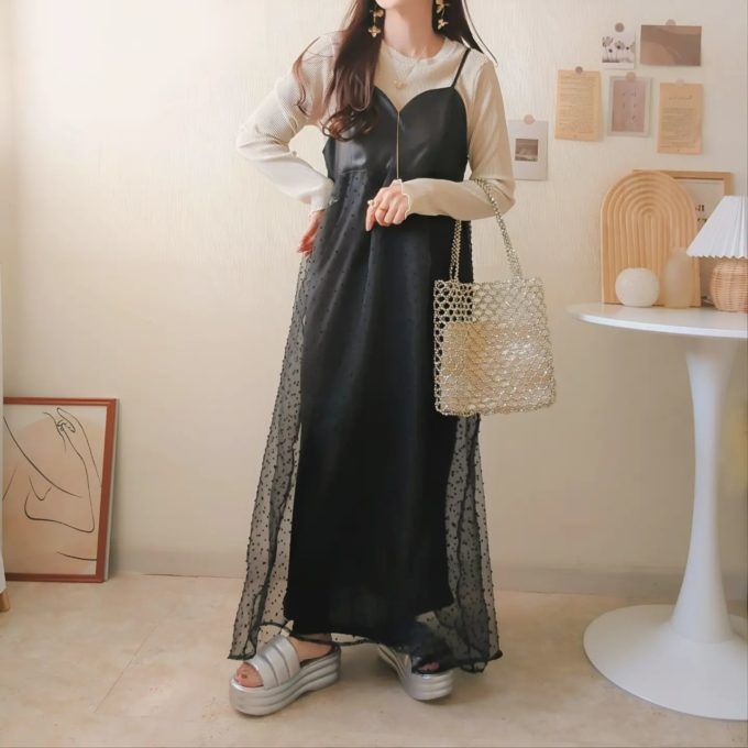 ラウンドネック袖メローブラウス×しまむらのブラックの「2WAYドッキングキャミワンピース」