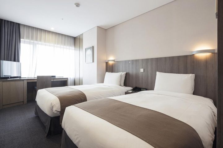 画像: ホテルで、客「1日早いけど、部屋に入れて！」スタッフ「えっ」迷惑な要求に困惑！ → さらに！？