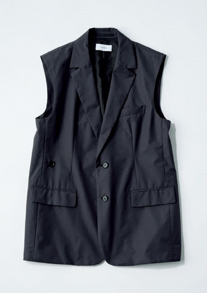 40代のネイビー服 アストラットのジレ