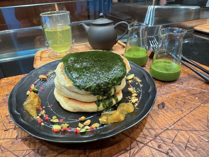 「パンケーキ（ドリンク付き）」2200円＋「抹茶スパイスクリーム」300円