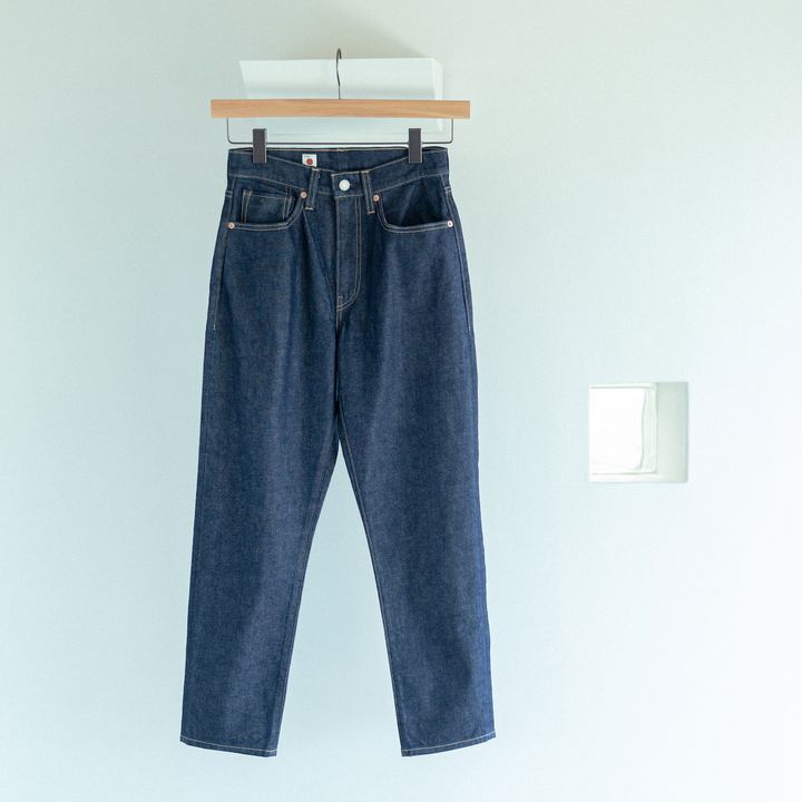 パリジェンヌがよくはいている「テーパードデニム」や「テーパードシルエットのスウェット」の「テーパード」って何？【お洒落さんのためのファッション用語辞典 vol.75】