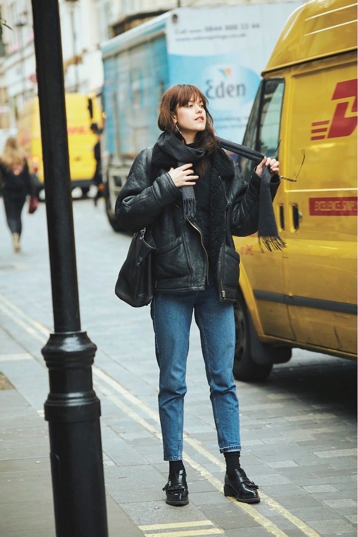 パリジェンヌがよくはいている「テーパードデニム」や「テーパードシルエットのスウェット」の「テーパード」って何？【お洒落さんのためのファッション用語辞典 vol.75】