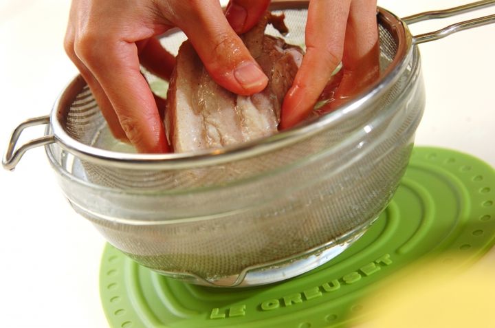 野菜くずを活用！春キャベツと豚バラのトロトロ煮込みの作り方1