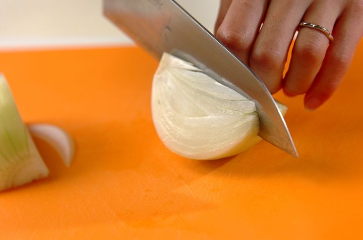 野菜くずを活用！春キャベツと豚バラのトロトロ煮込みの下準備1