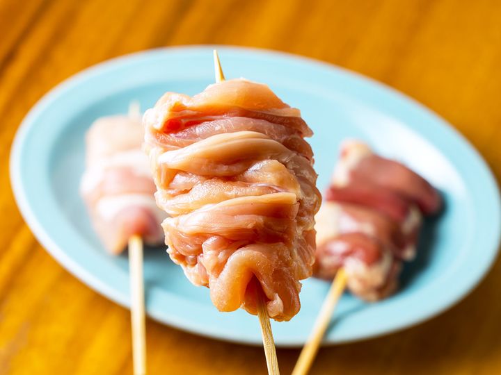 中目黒『中目黒 とりまち』の鶏を串に刺して形成した様子