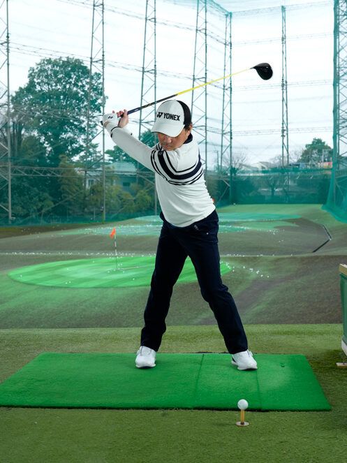 トップでいちばん大切なのは目線！ 体が回らない人は右足を引こう