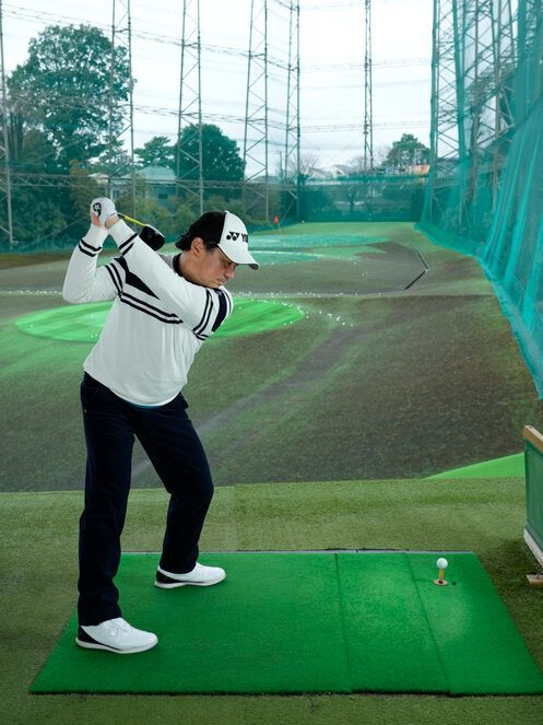 トップでいちばん大切なのは目線！ 体が回らない人は右足を引こう