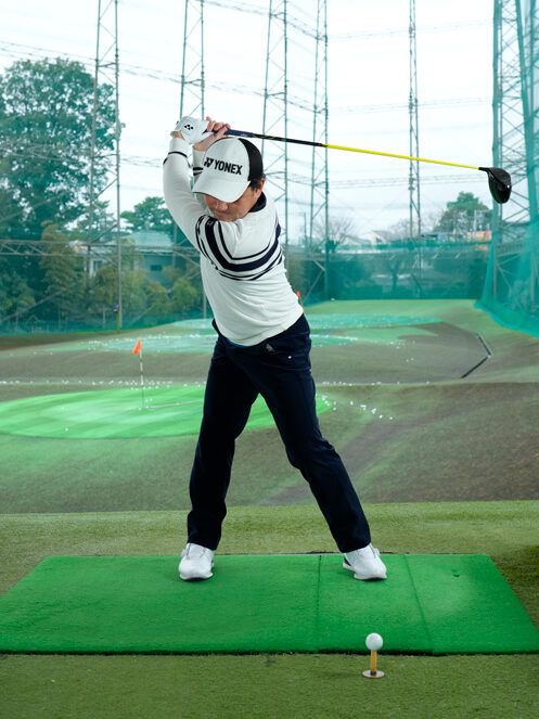 トップでいちばん大切なのは目線！ 体が回らない人は右足を引こう