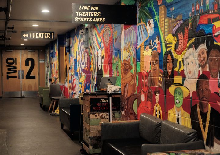 New Parkway Theater廊下にも手描きのアート