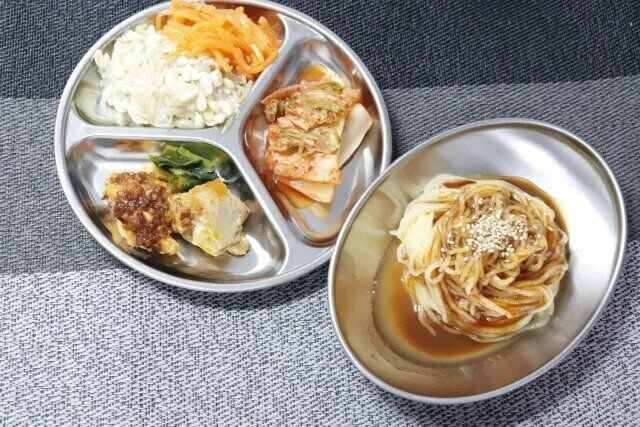 セリアのステンレス食器 楕円型とステンレス食器 3仕切皿17cm