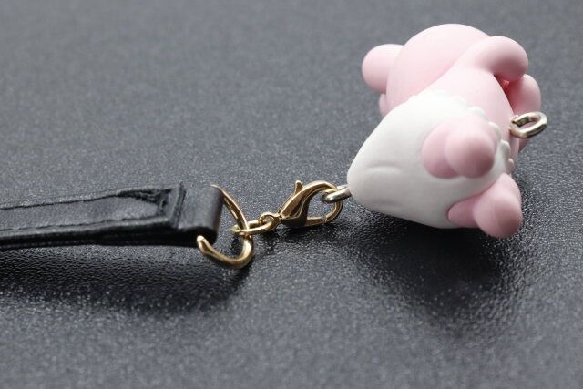 セリアのキーリング カラビナにチャームを取り付けた様子