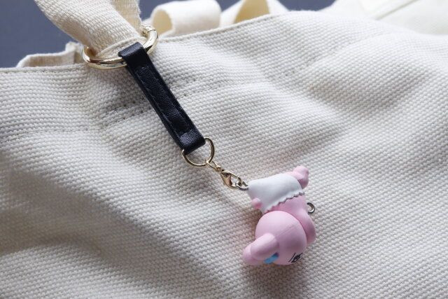 セリアのキーリング カラビナをバッグにつけた様子