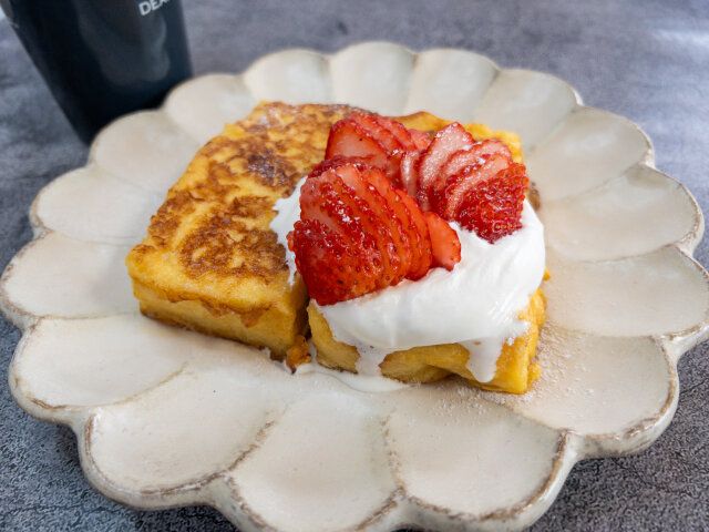 バニラアイスフレンチトースト レシピ ホイップクリームと苺をトッピングして完成