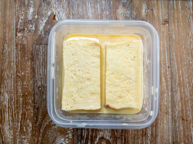 バニラアイスフレンチトースト レシピ 卵液に食パンを浸す